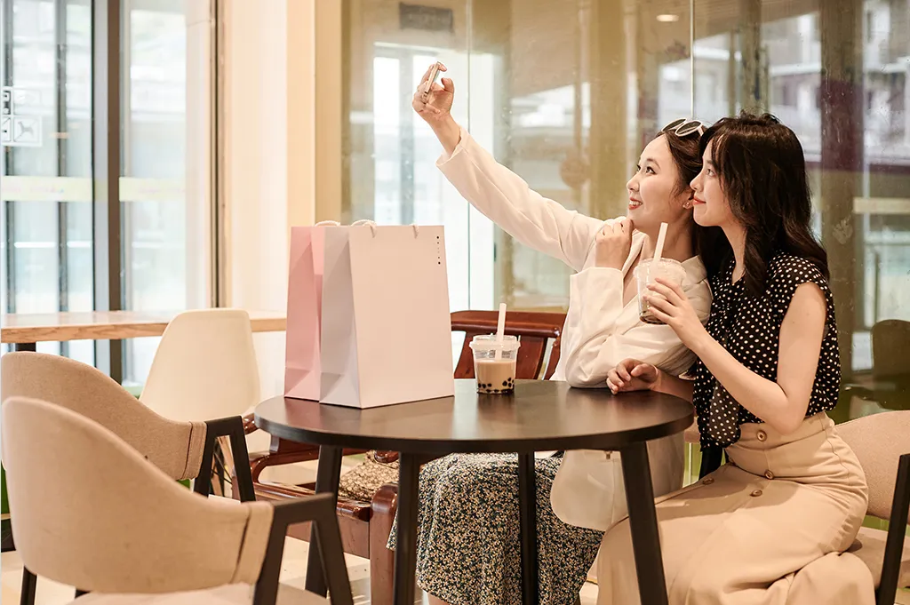 职业女性商场逛街合照购物人物摄影图