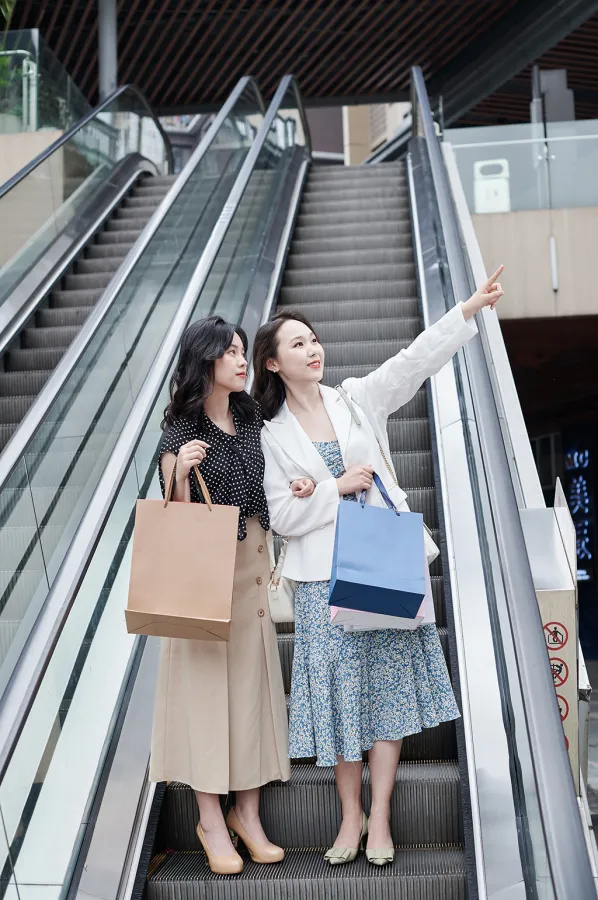 手持购物袋女生闺蜜商场宣传购物人物摄影图