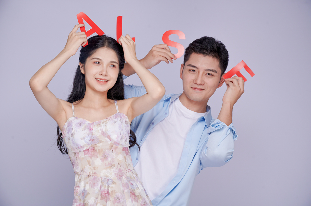 情侣出售喇叭高清摄影图片