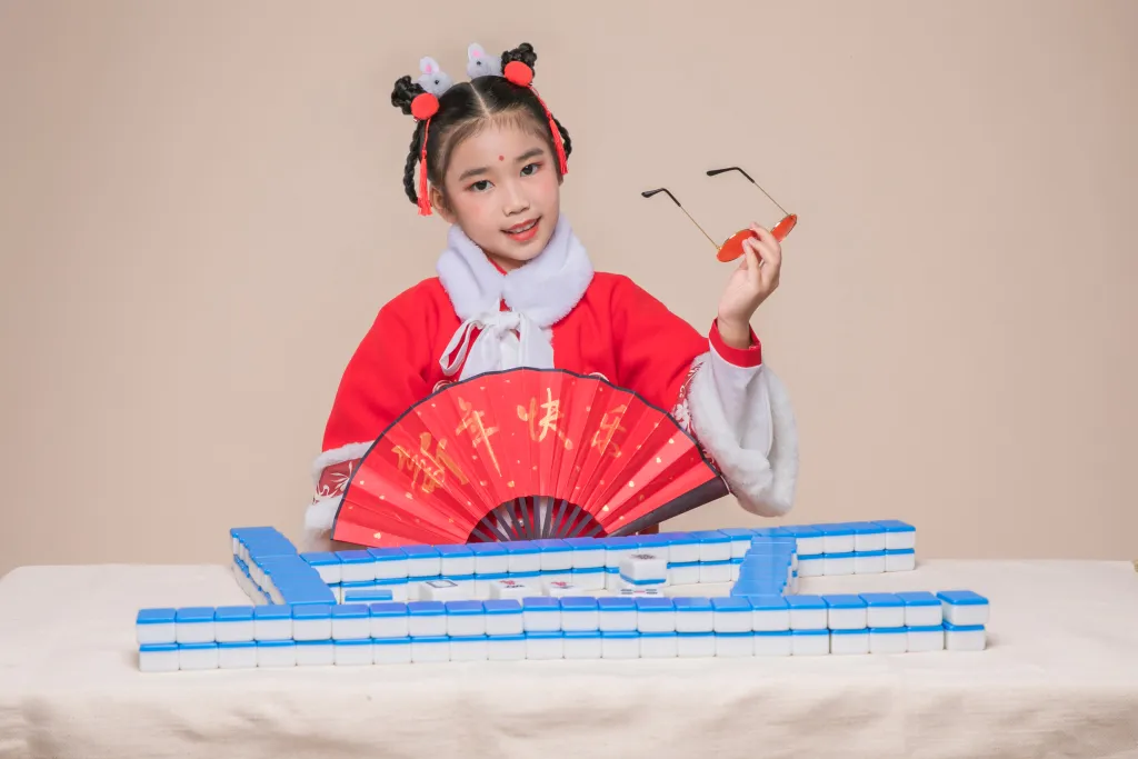 国潮兔年扇子麻将女孩汉服新年人物摄影图片