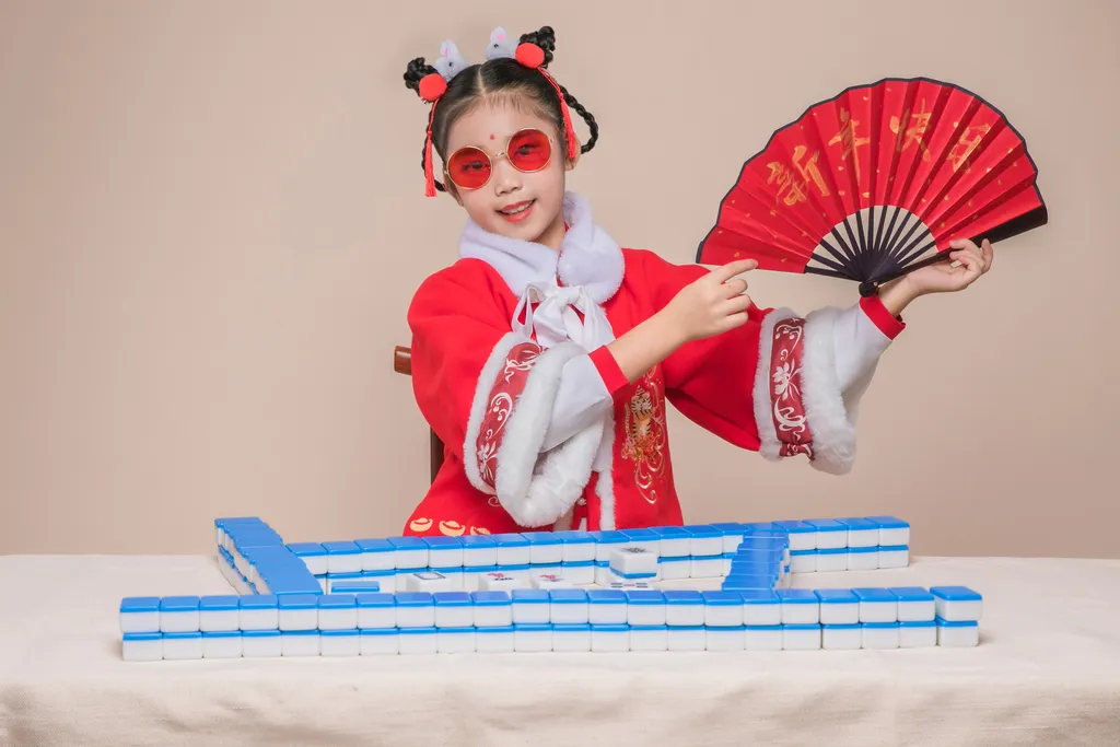 国潮兔年扇子麻将女孩汉服新年人物摄影图片
