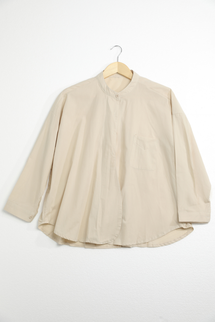 米色文艺衬衫春季轻薄服饰摄影图