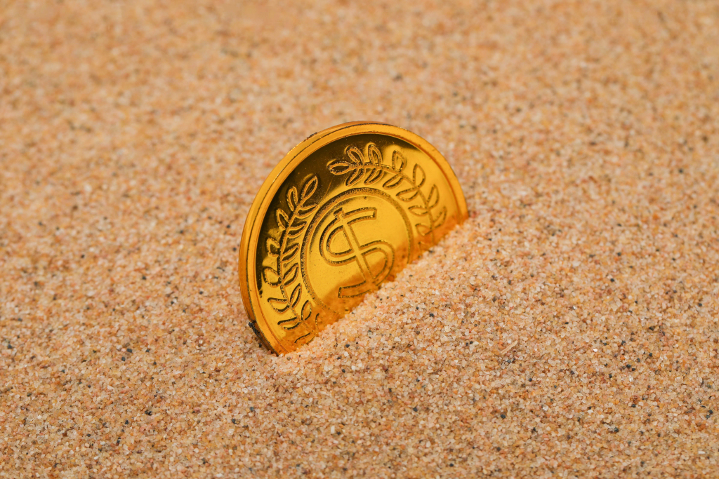 经济金币金融保险物品摄影图
