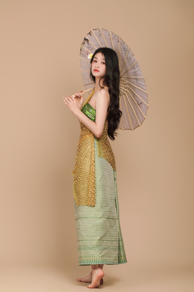 民族风傣族服饰少数民族服饰女性人物摄影图
