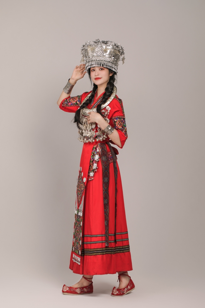 红色苗族苗装少数民族服饰女性人物摄影图