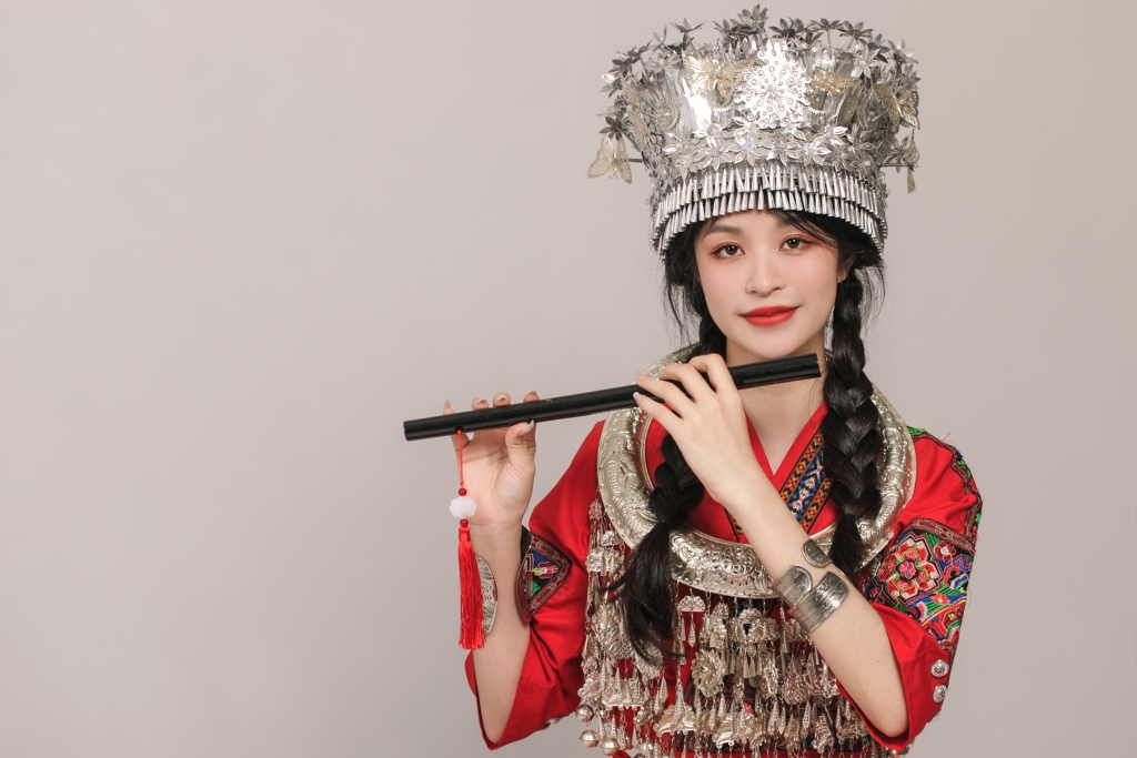 苗族少女吹笛子少数民族服饰女性人物摄影图