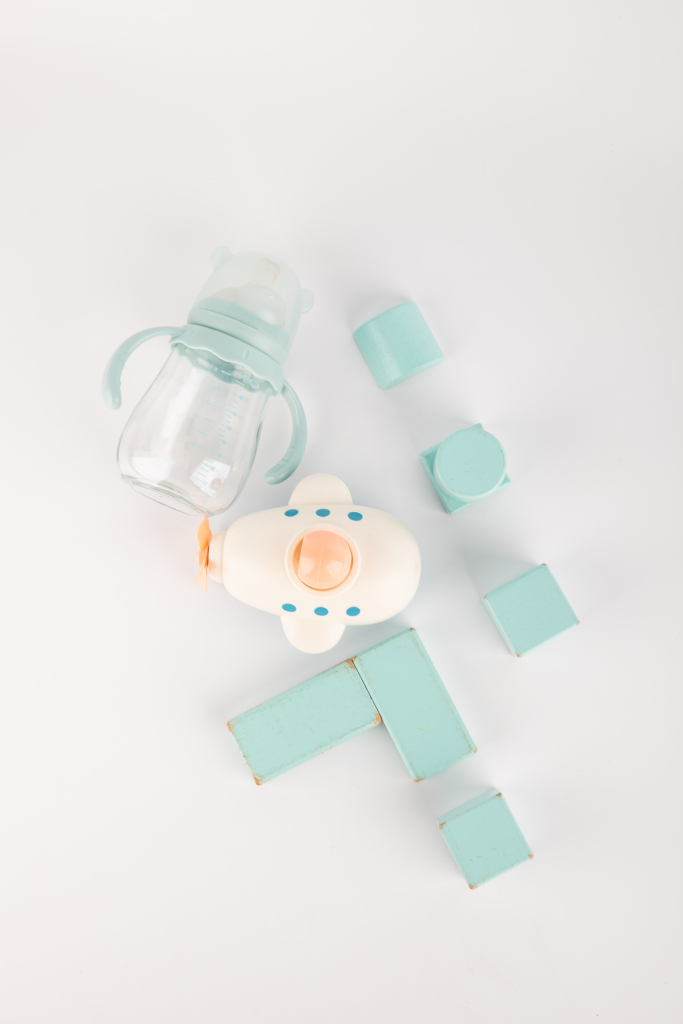 绿色健康益智玩具母婴用品摄影图