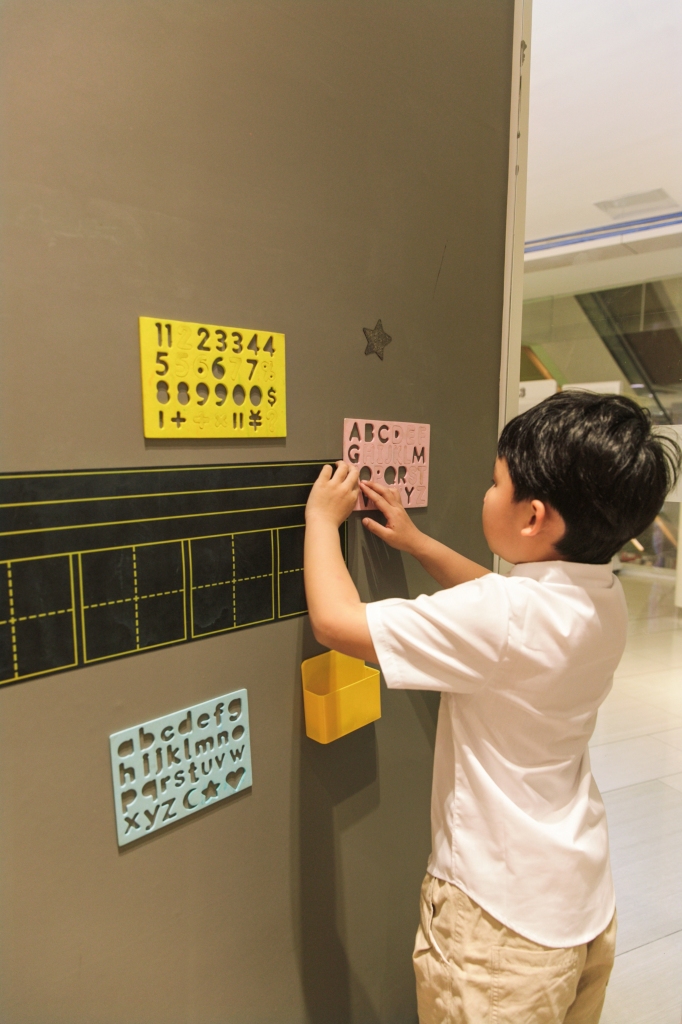 幼儿园做游戏61六一儿童节人物摄影图
