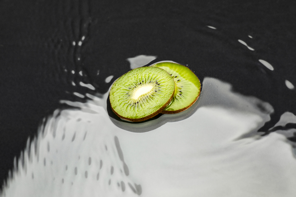 猕猴桃奇异果绿心猕猴桃水果鲜果摄影图