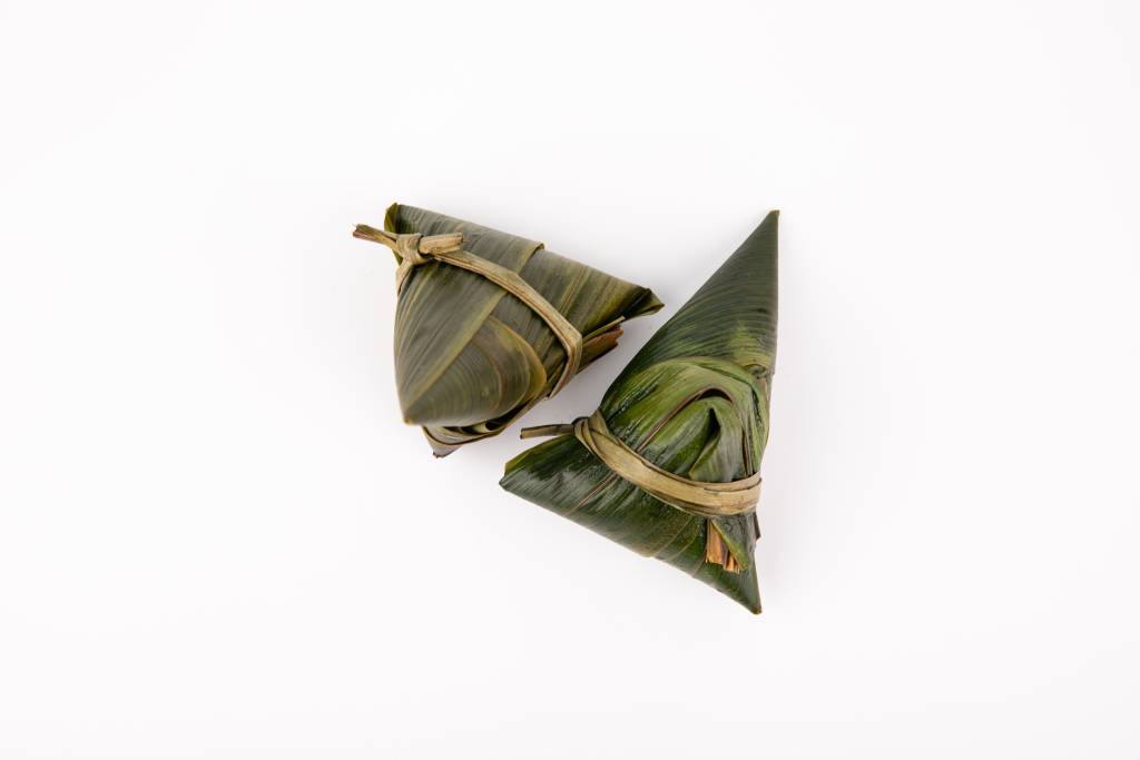 蒸粽子三角粽甜粽端午节粽子传统美食摄影图