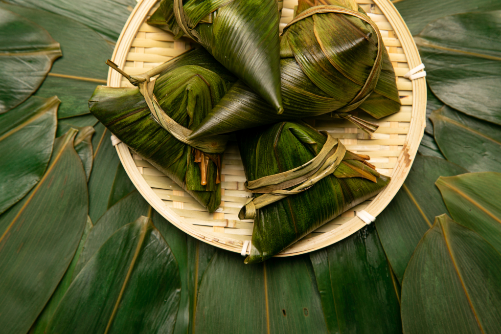 一盘粽子肉粽甜粽端午节粽子传统美食摄影图