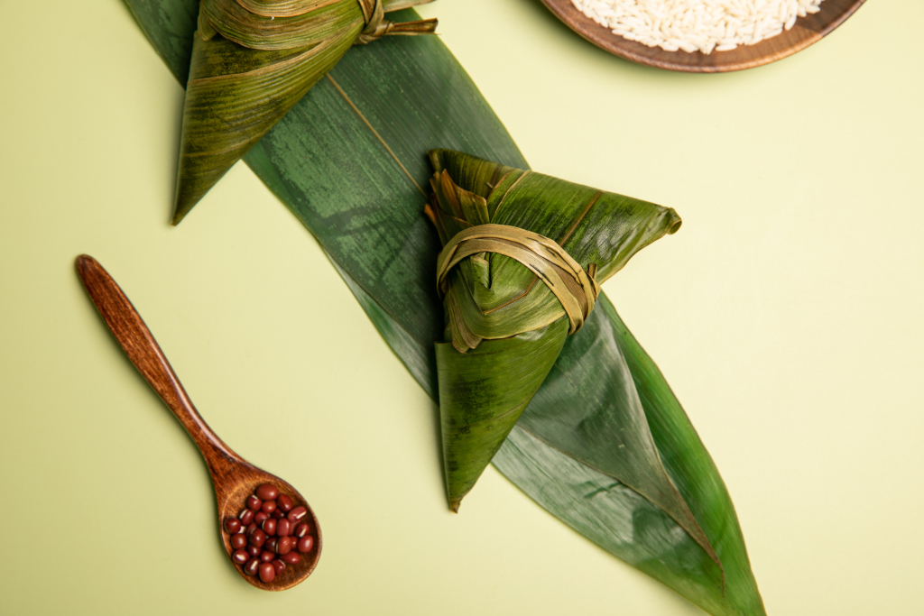 八宝粽棚拍甜粽端午节粽子传统美食摄影图