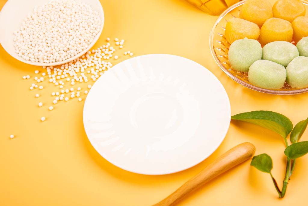 夏季甜品白色陶瓷盘桌面布景摄影图