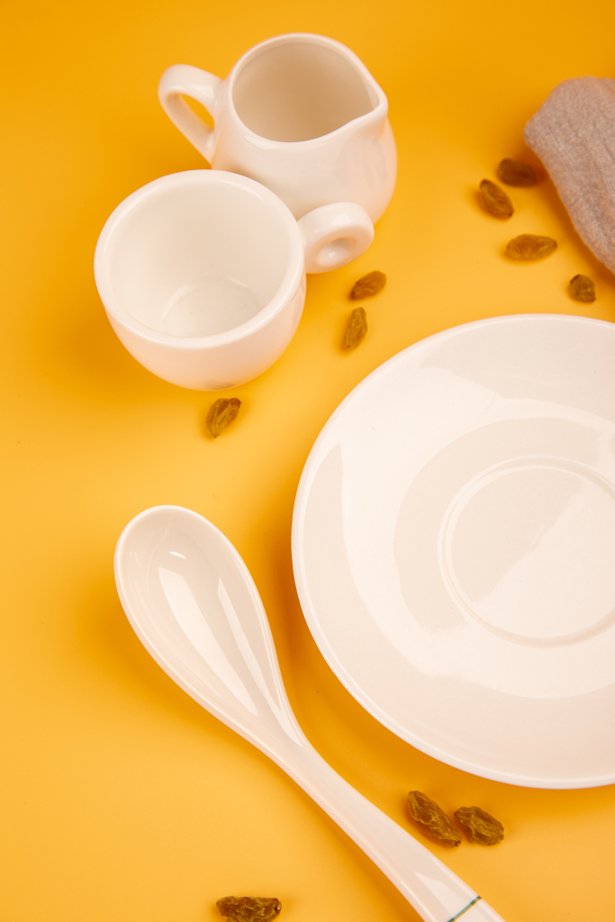 夏季甜品白色陶瓷盘桌面布景摄影图