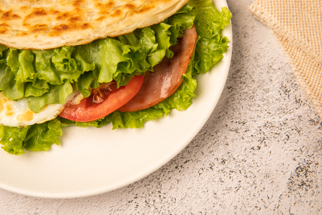 手抓饼卷早餐饼类餐饮美食摄影图