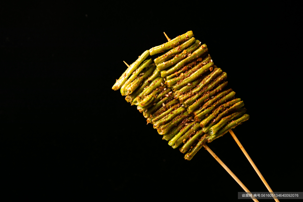 黑底四季豆烤蔬菜素菜宵夜烧烤美食摄影图