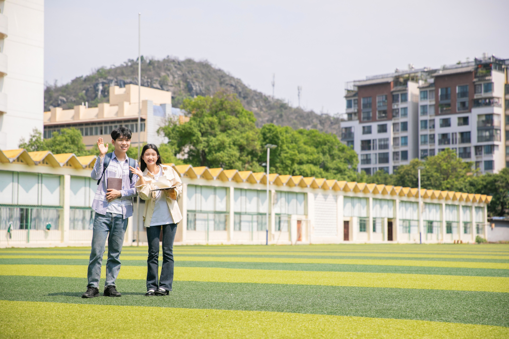 行走足球场休闲装学生青年毕业季人物摄影图jpg下载_编号561836269659889282-设图网