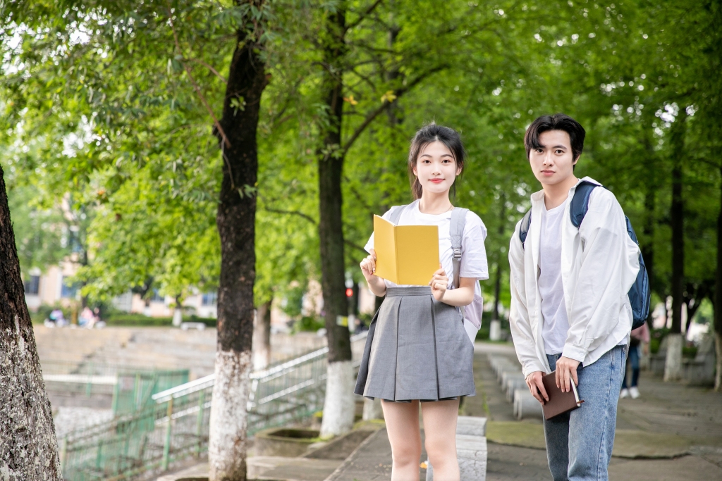 书籍学校大学生青年毕业季人物摄影图