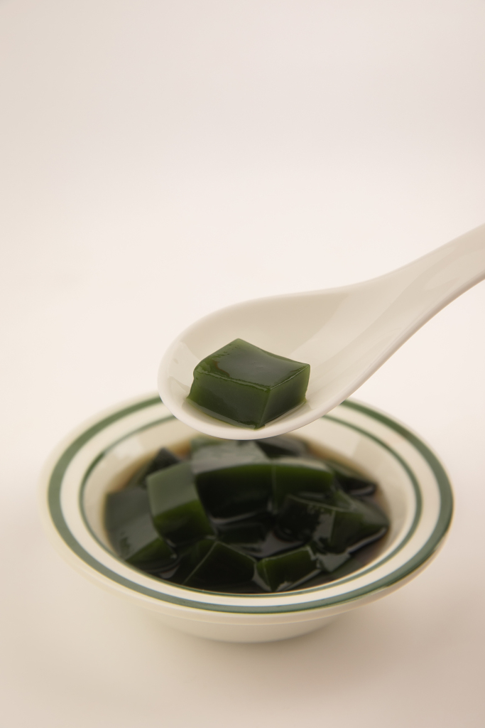 设图网白底仙草冻夏季糖水甜品美食摄影图