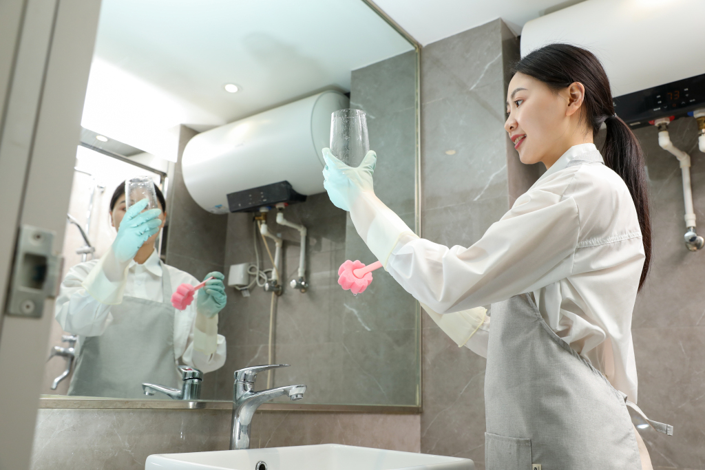 卫生间清洁整理保洁服务女性人物摄影图