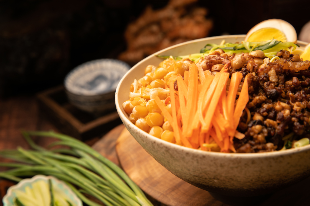 鲜香豌杂面面食特色小吃美食摄影图