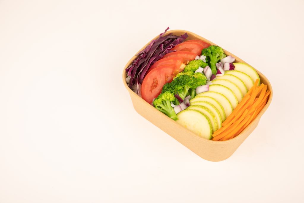 白底蔬菜素食沙拉轻食便当美食摄影图