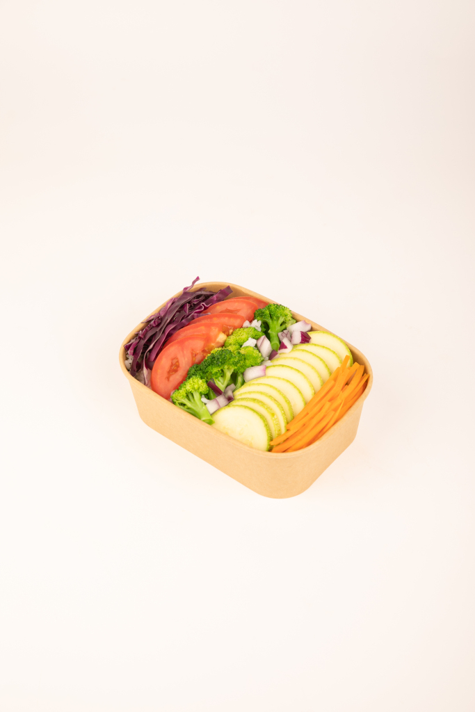 白底蔬菜素食沙拉轻食便当美食摄影图