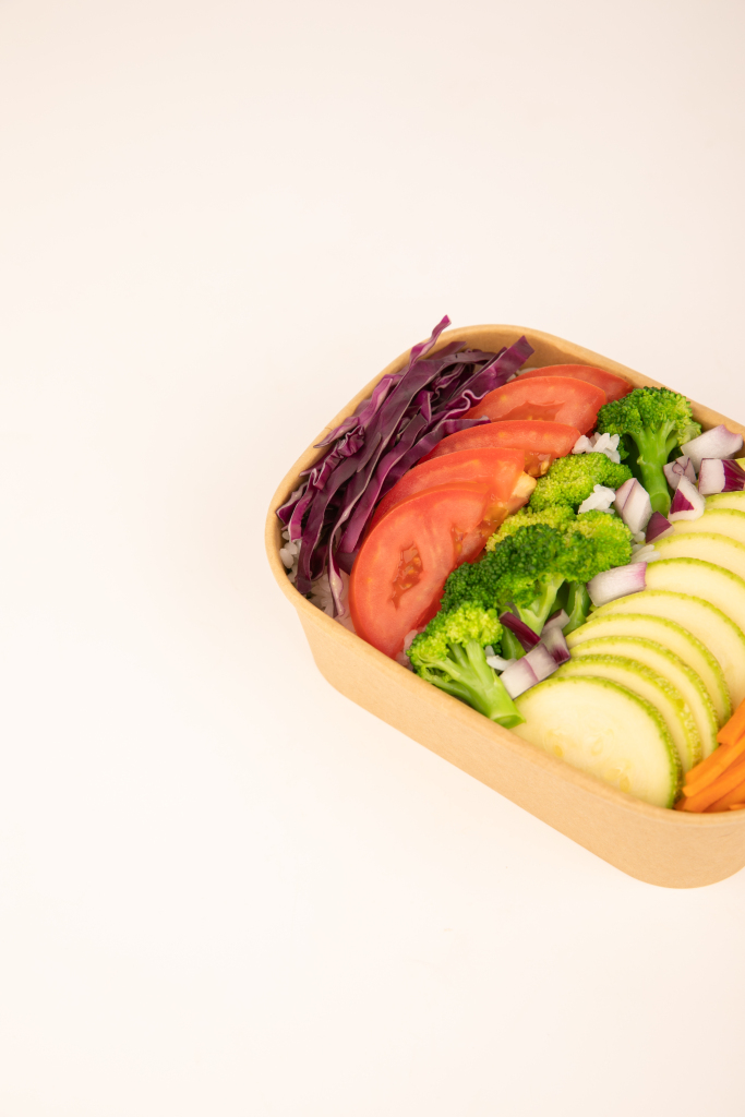 白底蔬菜素食沙拉轻食便当美食摄影图