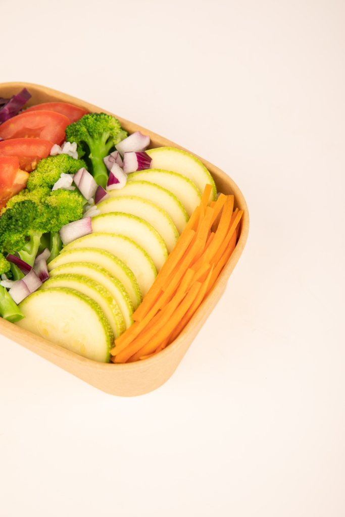白底蔬菜素食沙拉轻食便当美食摄影图