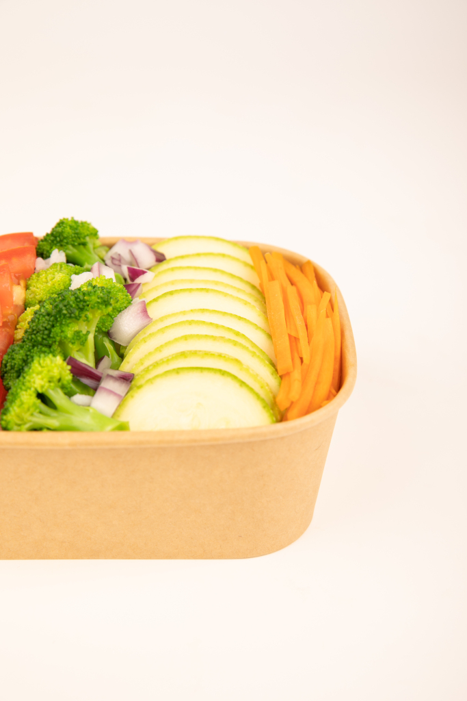 白底蔬菜素食沙拉轻食便当美食摄影图