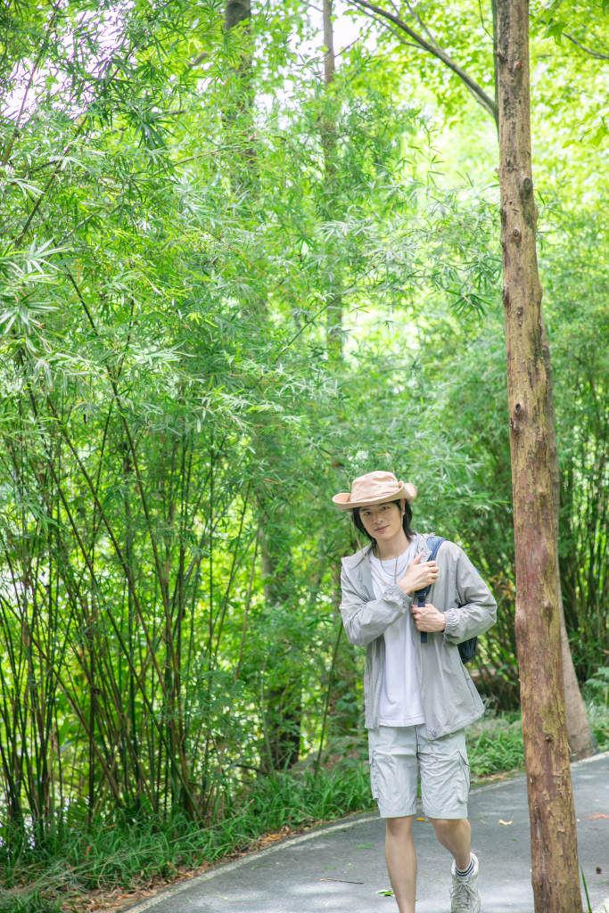 漫步在丛林中徒步旅行男生人物摄影图