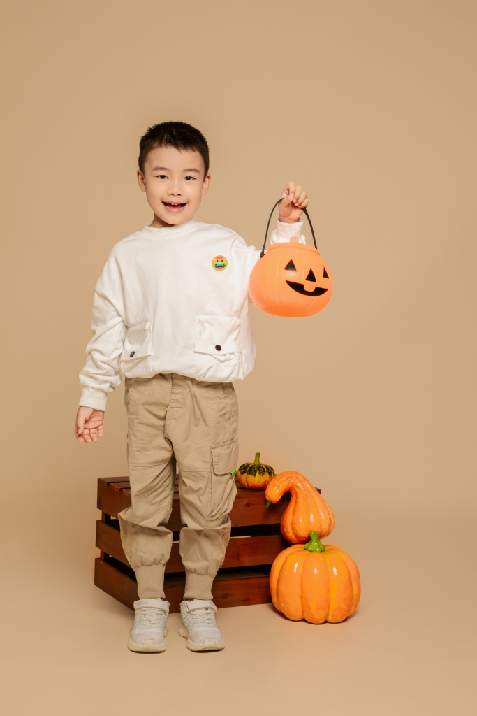 万圣夜南瓜灯秋季儿童人物摄影图