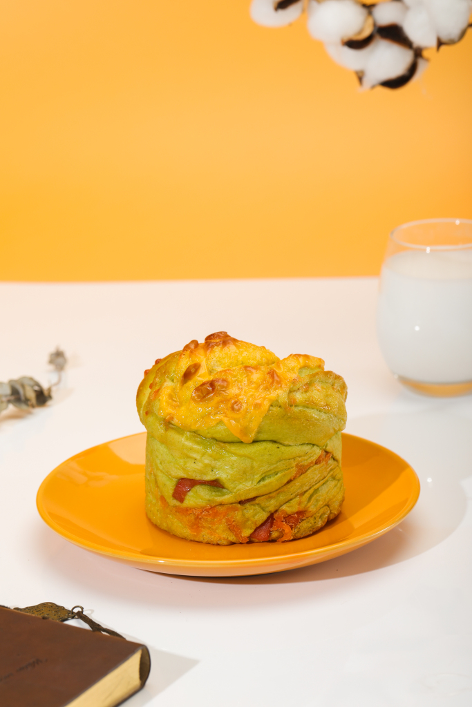 芝士培根暗送秋波面包点心面食美食摄影图