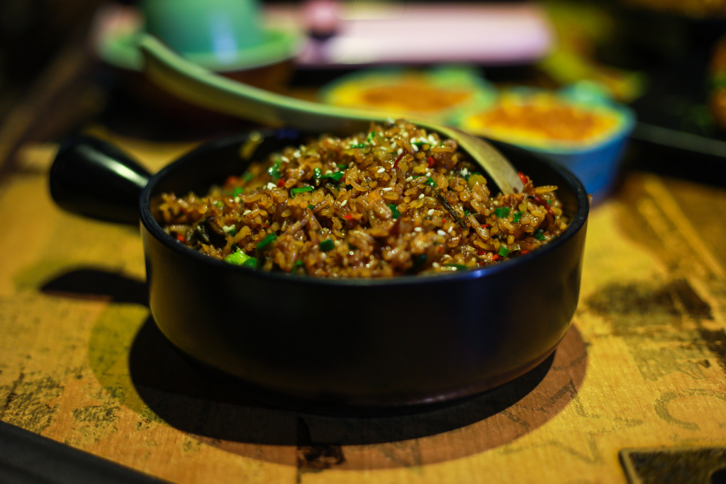 湘西酸菜腊肉炒饭烧烤夜宵菜品美食摄影图