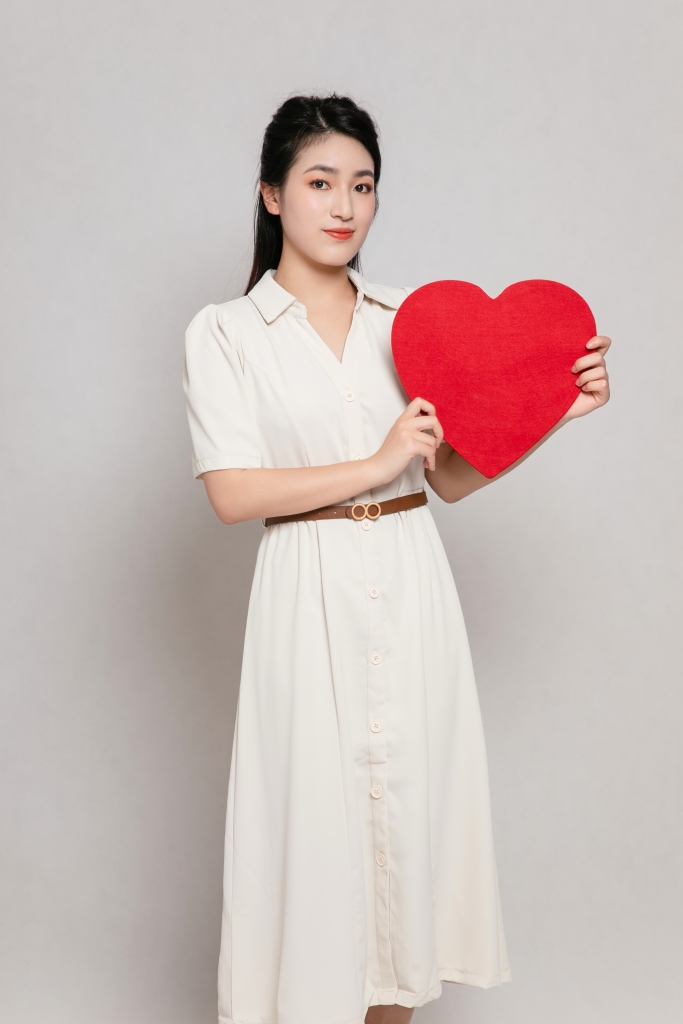 手捧爱心讲课教师老师人物摄影图