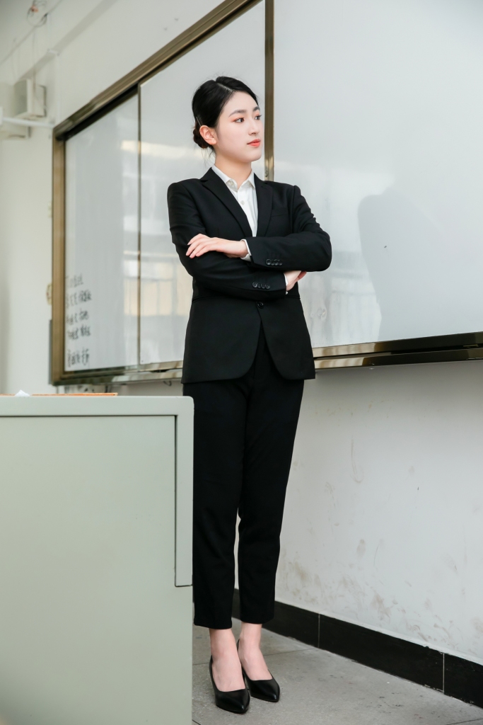 站在讲台讲课教师老师人物摄影图
