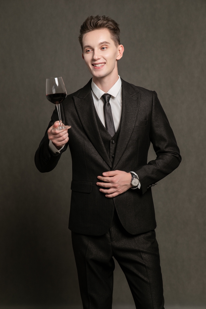宴会拿杯红酒商务人士西装男性人物摄影图