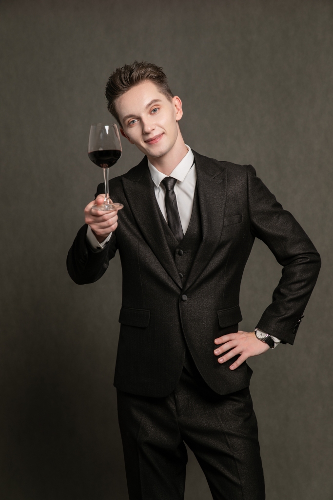 宴会拿杯红酒商务人士西装男性人物摄影图