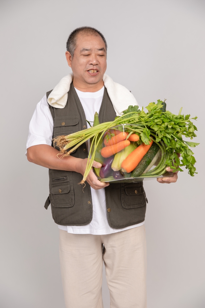 健康蔬菜展示菜农草帽农民人物摄影图片
