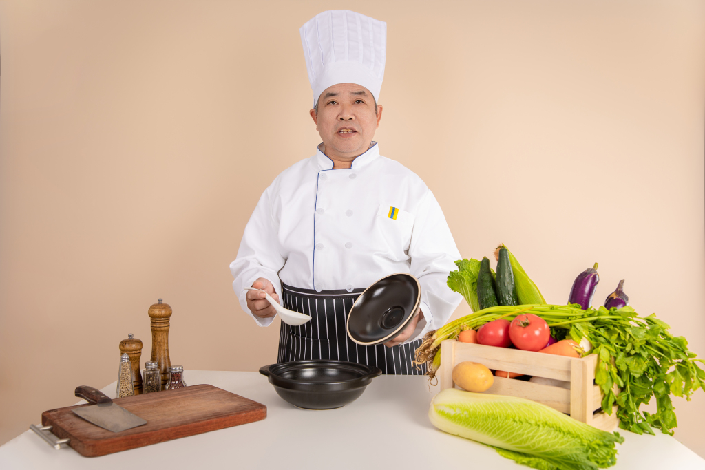 厨房煲汤美食厨师服厨师人物摄影图片