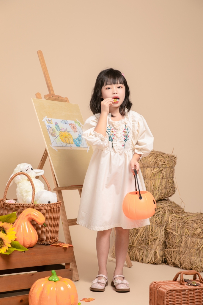 画板南瓜提灯南瓜头秋季儿童女孩人物摄影图