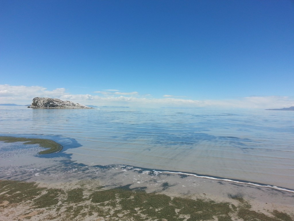 时而宁静时而波涛汹涌的海边