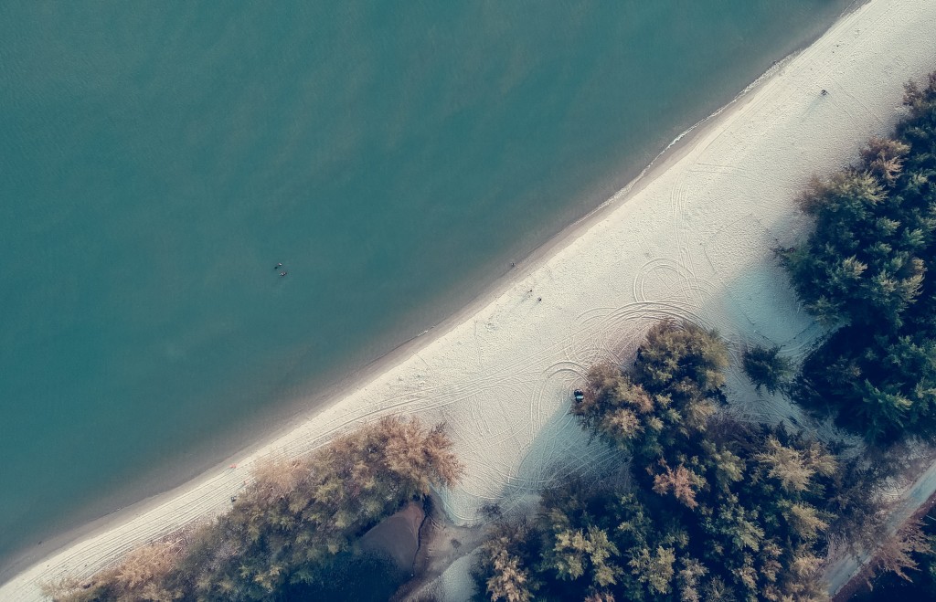 时而宁静时而波涛汹涌的海边