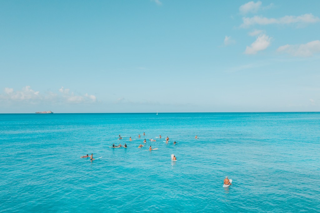 时而宁静时而波涛汹涌的海边
