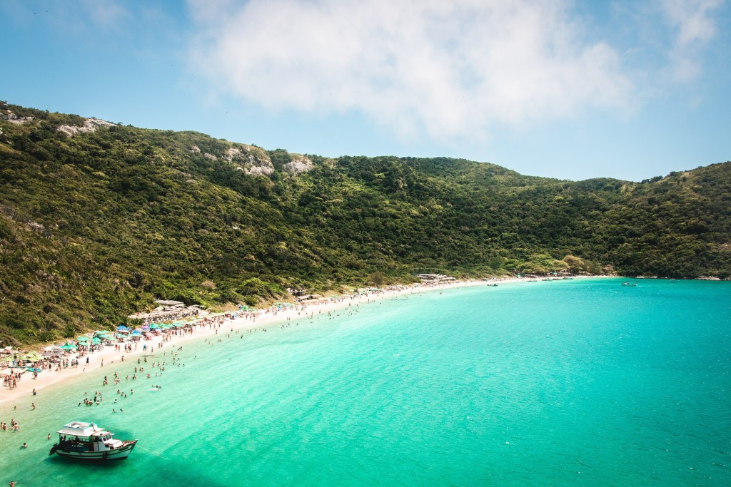 时而宁静时而波涛汹涌的海边