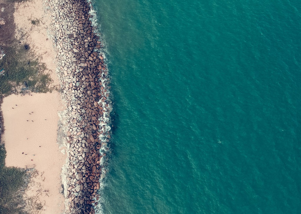 时而宁静时而波涛汹涌的海边