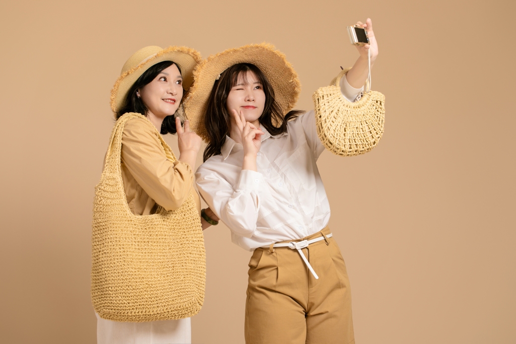 旅行郊游温馨母女母亲节人物摄影图