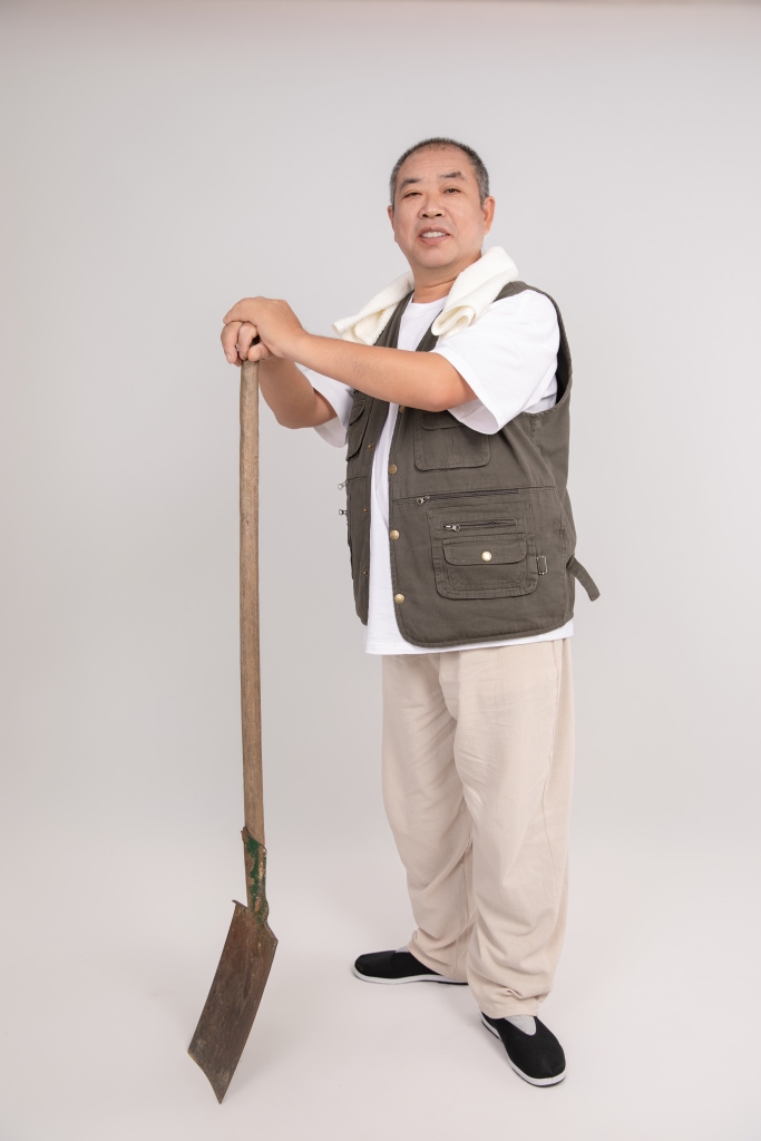 农具锄头农民男性人物摄影图