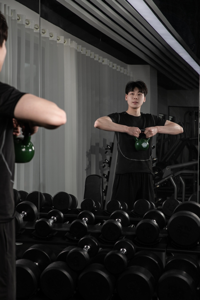 力量训练运动健身教练人物摄影图片