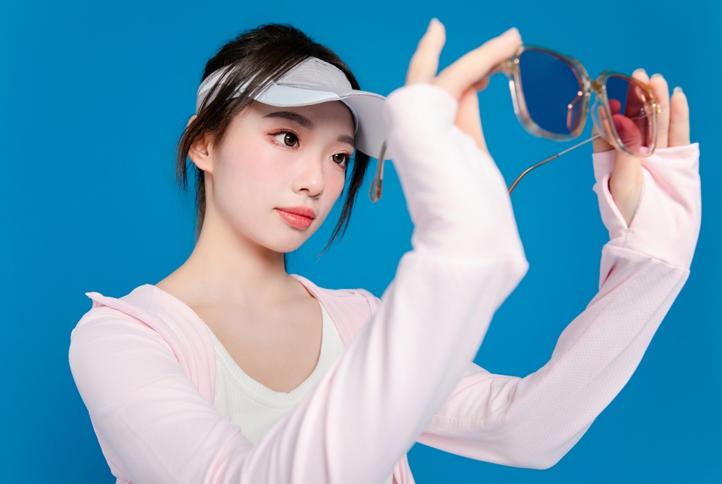 墨镜遮阳光夏季防晒美白女生人物摄影图